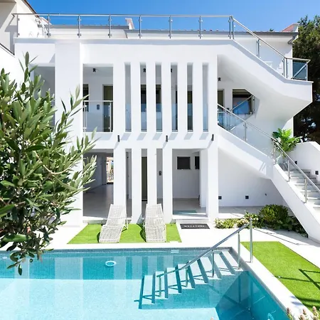 Albatros House Hotel *